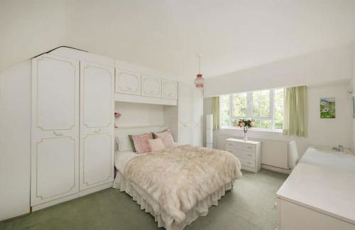 5 Bed Home with Private Parking - 25 Mins To Central London - Foto 31