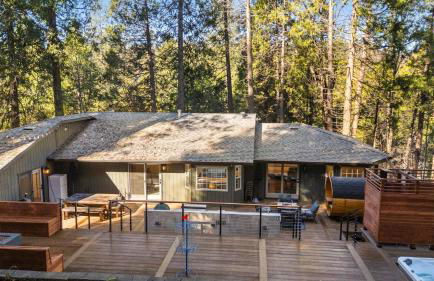 Luxury Mountain Escape Sleeps 25 - Sauna, Hot Tub, Fire Pits - 5 Star Amenities - Photo 4