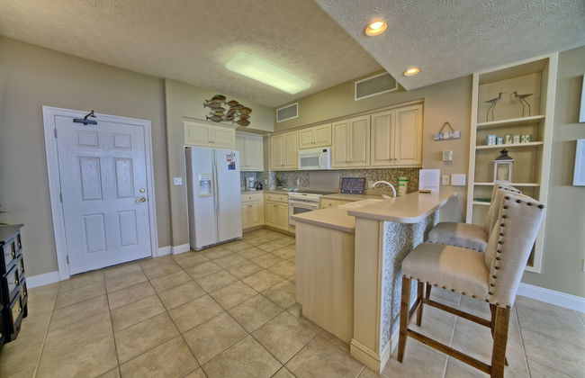 Relaxing Beachfront Condo with Beach Access - Unit 1603 by RedAwning - Foto 13