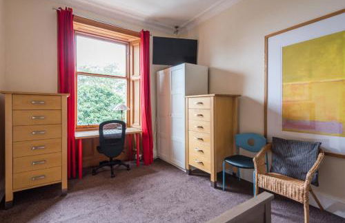 3 bed overlooking meadows park - Foto 36