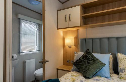 Lake View Holiday Home - Fishing Lakes, Heated Outdoor Swimming Pool 500yrds on Sister Park , Pool Open April to September - Foto 17