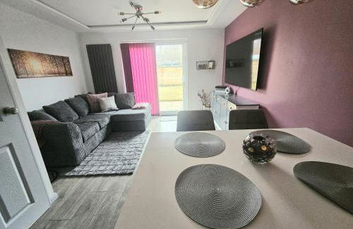 Jasmin's House, 2 bedroom house, private Parking - Photo 1