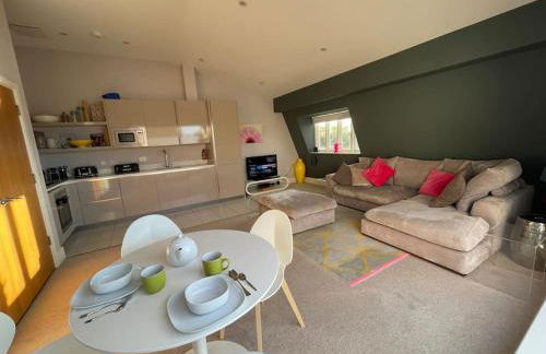 HM111 Penthouse Apartment with Lake View & free Spa Access- Lower Mill Estate Cotswolds - Foto 8
