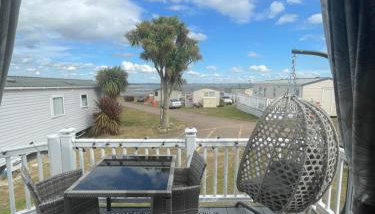 Beautiful caravan at Kent coast with wrap around decking and free WiFi sleeps 6 - Foto 4