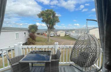 Beautiful caravan at Kent coast with wrap around decking and free WiFi sleeps 6 - Foto 4