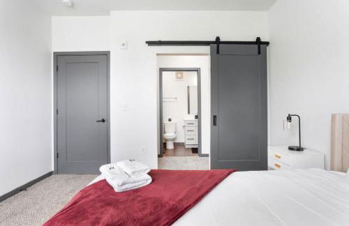 Bright & Cozy 2BR Retreat w Parking Broad Ripple - Foto 47