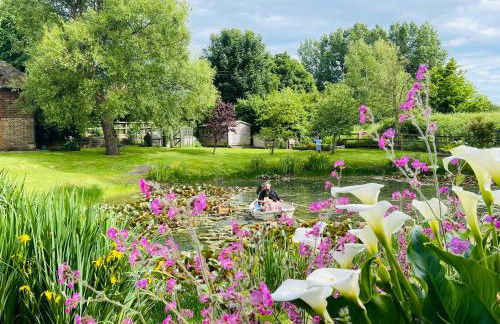 The Barn cottage with hot tub overlooking the lake - Foto 24