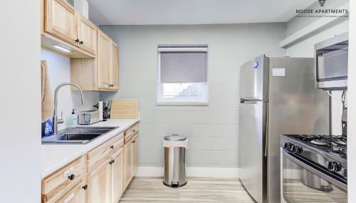 The Moose #6 - Modern Luxe Studio with Free Parking & King Bed - Foto 5, stove, pet friendly, toaster, minibar