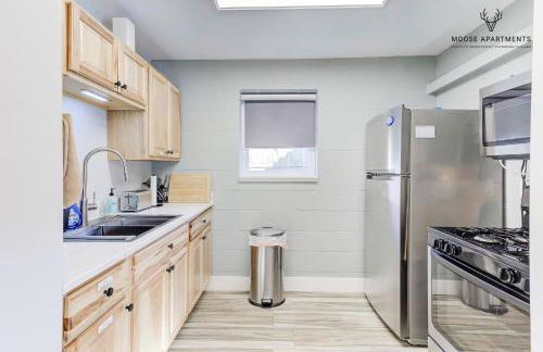 The Moose #6 - Modern Luxe Studio with Free Parking & King Bed - Foto 5