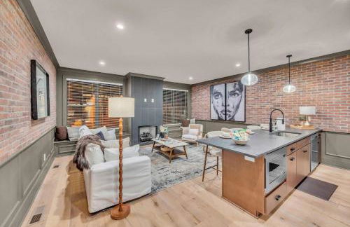 New 2 Luxe Townhomes with Rooftops Sleeps 24 - Foto 49