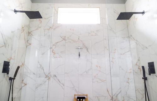 Lovely Modern 3BR-3BA Grove Home ABODEbucks - Photo 26