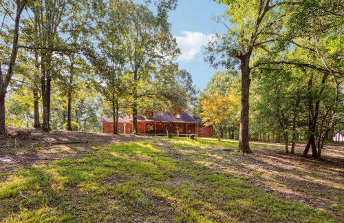 Cabin Bliss - Just 1 Mile from Lake Lanier - Foto 41