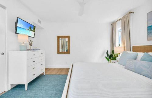 Lux Beachside 2nd Floor Condo 3 Steps to the Beach! - Foto 17