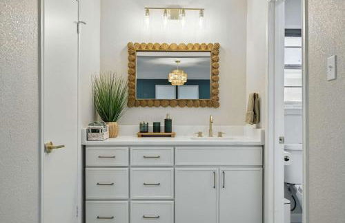 Spacious 5BR Getaway with Pool - Foto 34