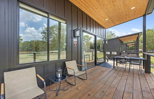 Tranquil Tiny Home Resort with Heated Pool & Goats near Houston, Hempstead Texas - Foto 22