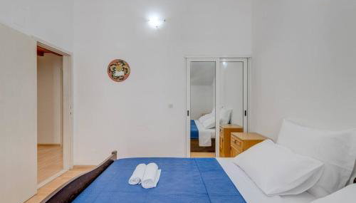 Spacious Rustic 2BR with Terrace & Parking - Foto 3