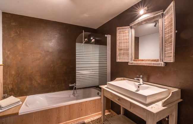 Beautiful Holiday Home with Hot Tub, Sauna & Monumental Fireplace - Photo 13