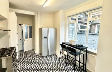 Large 5-Bedroom House in Salford-Free Parking-Sleeps 10 - Foto 15