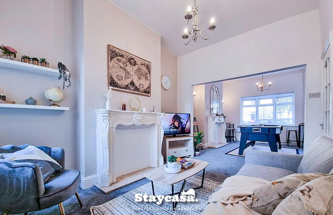 White Cozy House With Pool Table Game Room - Photo 19