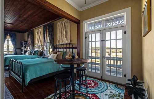 Kingsby Farmhouse - 1BR with 2 Queens & Mountain Views - Photo 16