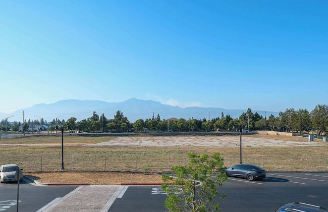 Chic Modern Retreat With Stunning Views 1360 Sqft - Photo 54