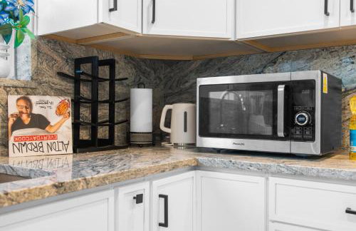 Entire Private Home with 3 Bedrooms 2 Bathrooms, with Garage, Gated Yard, King Bed House, Available Now - Foto 63