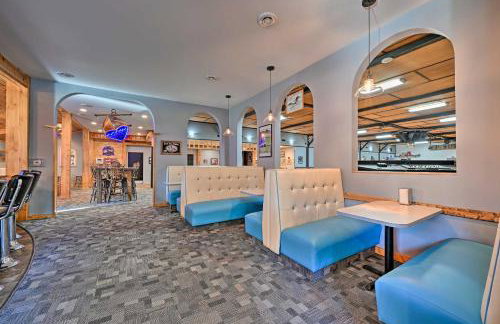 Massive Hatfield Loon Lodge with Roller Rink - Foto 8