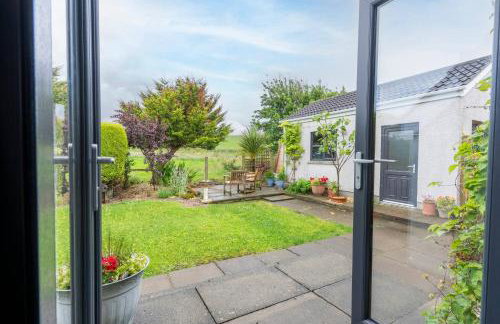 3-Bed Portballintrae Home | Wi-Fi, Garden, Parking - Foto 7