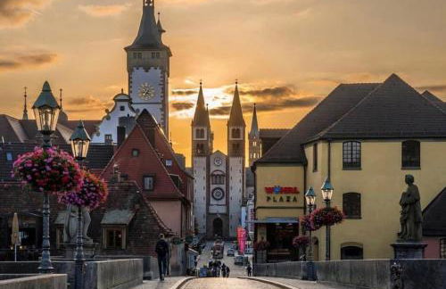 BRÜCKENGLÜCK Alte Mainbrücke - GRATIS KAFFEE - NETFLIX - BALKON - Foto 1