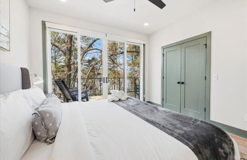 Lakeside Luxe-Lake Access-Hot Tub-Amazing Patio - Foto 25