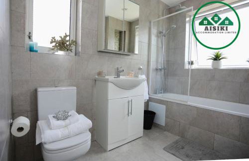 Aisiki Stays Apartments at Hillingdon, 3-Bedroom & 2-Bathroom, Pet-Friendly House with Garden, King or Twin Beds with Free WiFi and Parking Space - Foto 16