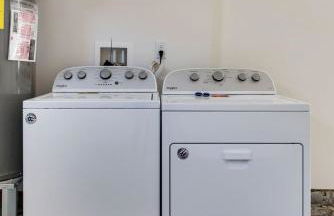 Charming East Nash Retreat, Walk to Dining Faves, Cozy Den, Workspace and Smart TVs, Plush Velvet Sofa, Full Kitchen & Garage, Near Mas Tacos & Five Points, 10 Min to Broadway, 24 Hr Hospitality - Foto 19