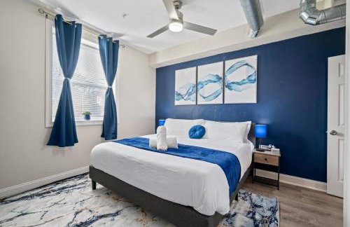 Upscale King Bed Suite with Full Workspace and Free Parking - Foto 25