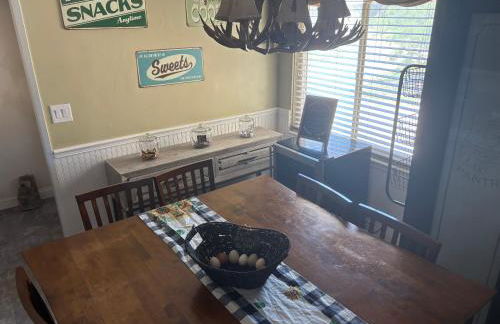 Peaceful & Cozy 3 bedroom Ranch-Home w/Fireplace - Foto 2