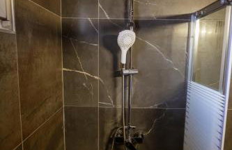 Riverside Escape ,modern residence with courtyard - Photo 8