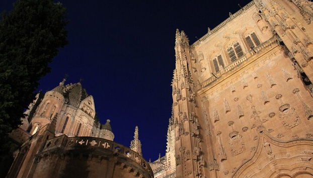 Excursão a pé noturna em Salamanca bilíngue - Foto 3