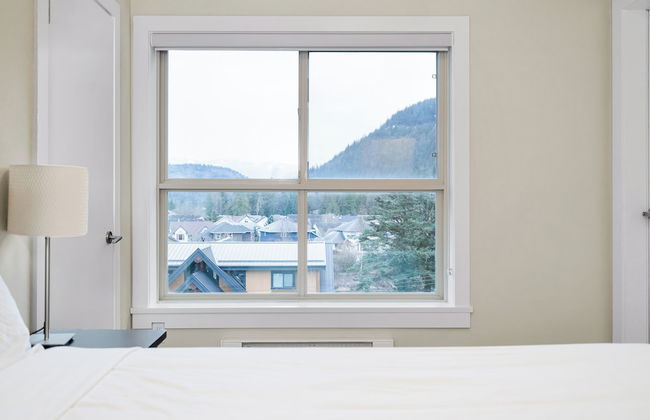 3BR Lakeside Penthouse Retreat - Photo 8