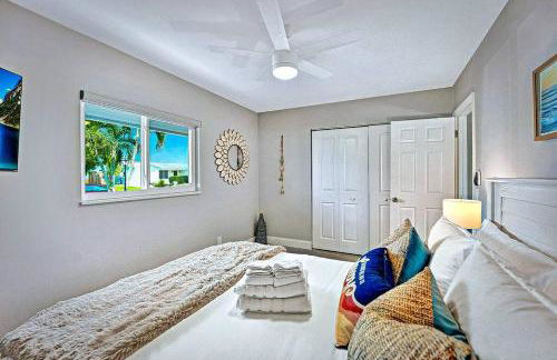 NEW Waterfront Tropic Oasis - Heated Pool, Canal, Dock, Air Hockey - Foto 40