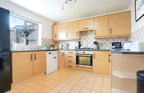 Grange House with Free Parking, Garden, Superfast Wifi and Smart TVs with Netflix by Yoko Property - Photo 19