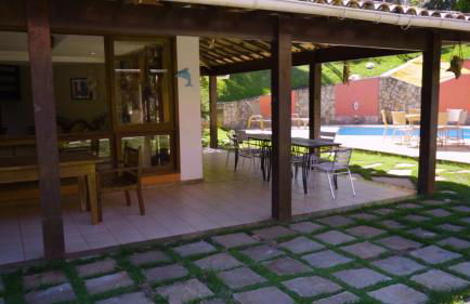 Belíssima Casa com extensa área externa - piscina, sauna, churrasqueira e campo de futebol - com 5 suítes e a 500 metros da Rua das Pedras - Foto 21