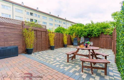 Comfortable 1-Bed House, Sleeps 4, Fast Wi-Fi with Private Garden and Free Parking - Foto 16