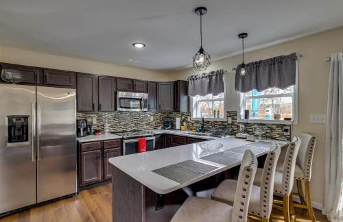 Lakefront Pocono Retreat with Hot Tub and Movie Hub - Foto 10