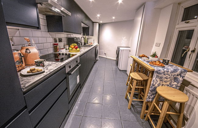 Stylish Super Central Modern Townhouse Retreat - Photo 13