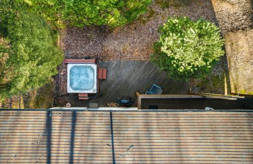 Cabin w hot tub & kayaks by river - Foto 34