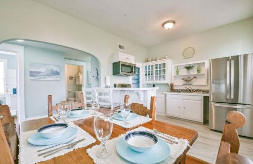 Coastal Blue Beach House with 3 Bedrooms and Just off the Seawall - Foto 29