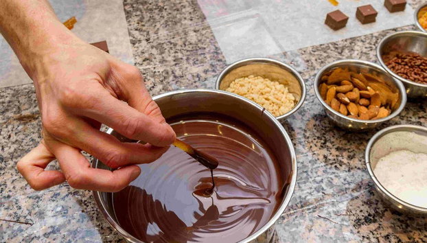 Taller de chocolate en el Choco Story de París - Foto 4, Disfrutando de la técnica del dipping