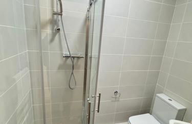 STUNNING APARTMENT - 2 DOUBLE BEDROOMS - EN-SUITE - FREE ALLOCATED PARKING - JQ QUARTER - BIRMINGHAM CITY CENTRE - SLEEPS 6 GUESTS - 2 BATHROOMs - Foto 23