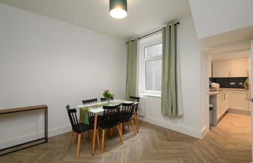 Spacious 3BR Home w Terrace - Ideal for Groups - Photo 11