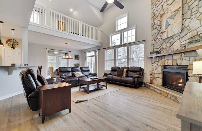 The Nest at Pinecrest by Avantstay Spacious Deck, Game Room, Fire Pit - Foto 12