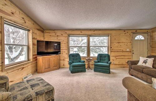 Cozy Crosby Cabin Near Serpent Lake and Main St - Foto 8